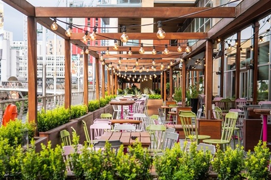 Trendy seasonal bar